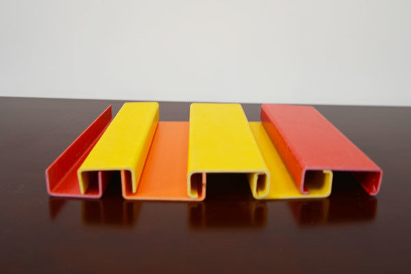 Perfiles de FRP pultrudados personalizados de forma C excelente resistencia al impacto, canales multicolores de FRP pultrudados C